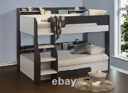 Cadre de lit superposé en bois avec tiroirs gris sous le lit et rangements en étagère pour enfants.