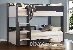 Cadre de lit superposé en bois avec tiroirs gris sous le lit et rangements en étagère pour enfants.