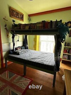 Lit superposé triple en bois massif avec matelas, étagères, rideaux de lit