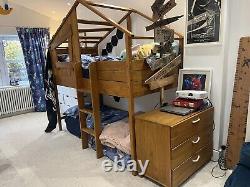 Prochain lit superposé en bois pour cabane dans les arbres en excellent état et meubles assortis